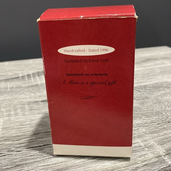 Hallmark | Mom: “A Mom is a Special Gift” (1996) - Vintage Keepsake Ornament - Picture 4 of 14